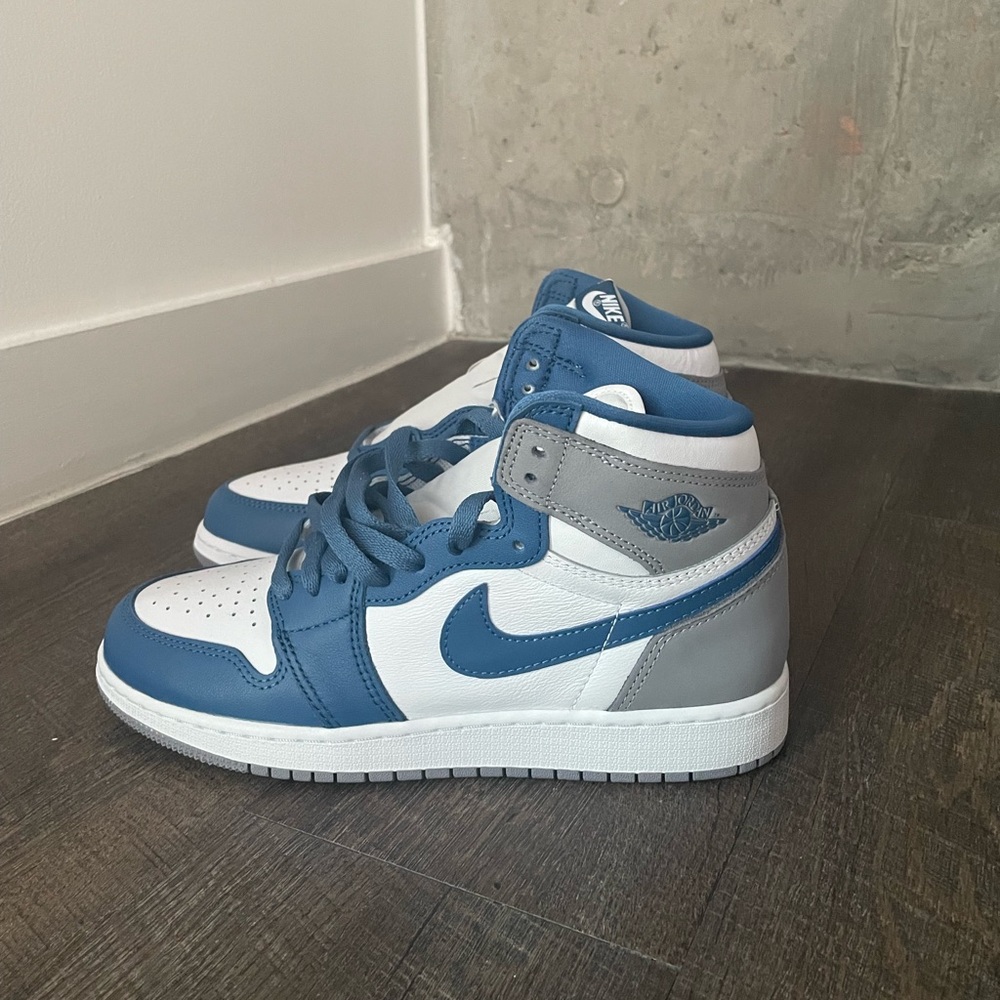 AIR JORDAN 1
RETRO HIGH OG GS

TRUE BLUEWHITE-CEMENT GREY
